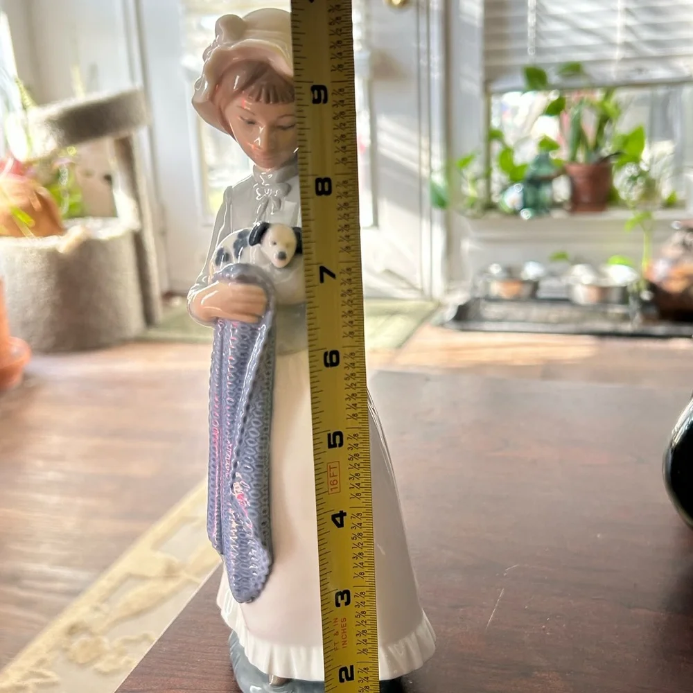 Lladro Nao #241 Girl Holding Puppy in Blanket Collectible Porcelain Figurine 10